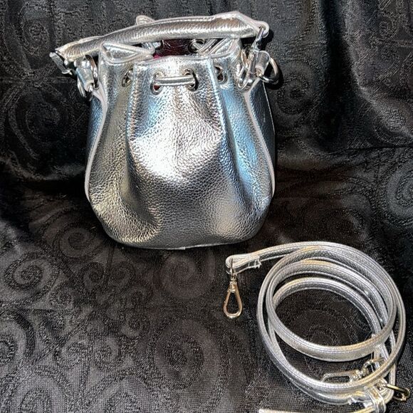 Betsey Johnson Collaboration with JoJo Siwa Metallic Bucket Bag. - Picture 4 of 10